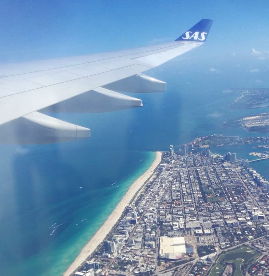 10 reissukuvaa kuva lentokoneen ikkunasta Miamiin