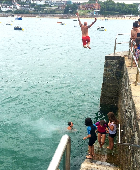 10 reissukuvaa uimahyppy San Sebastianilla