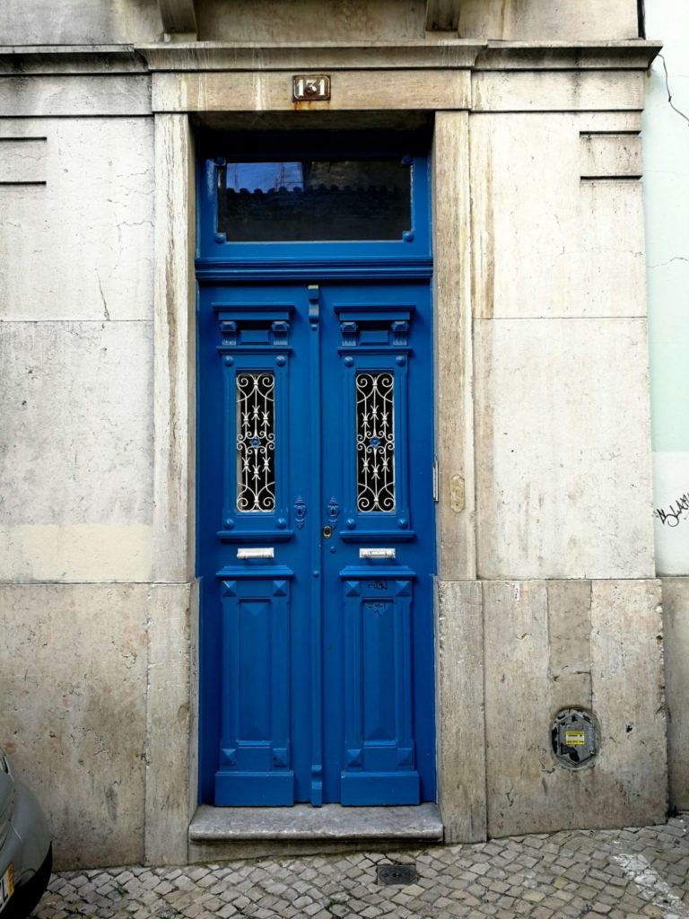 Lissabon värikkäät ovet