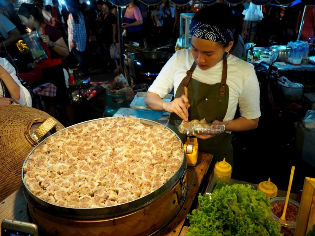 Ruokaa sunnuntaimarkkinoilla Thaimaassa