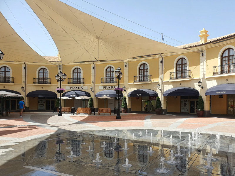 Plaza Mayor kauppakeskus Fuengirolassa
