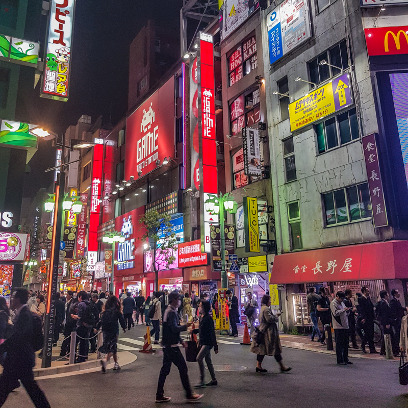 Tokion Shinjukun parhaat nähtävyydet yöelämä