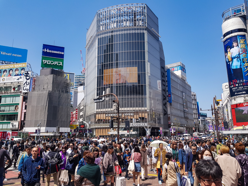 Tekemistä Tokion Shibuyassa vilkas risteys