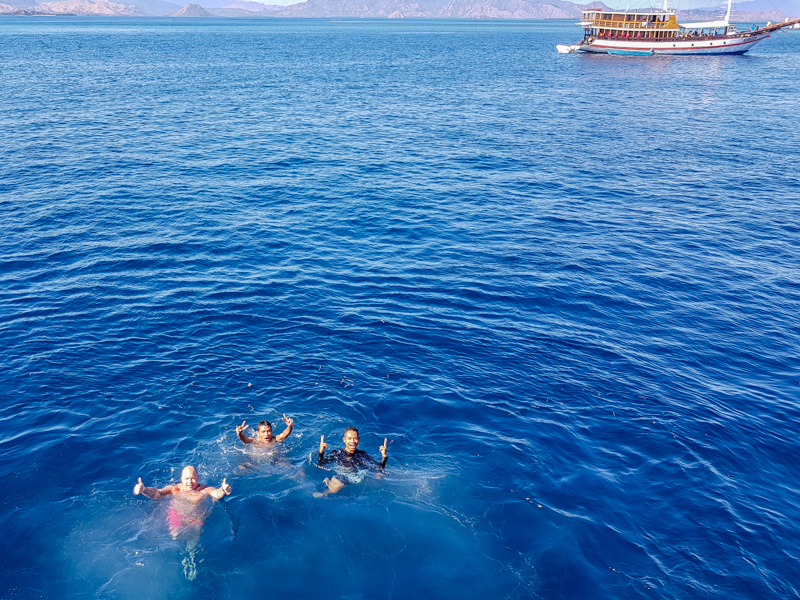 Uimassa meressä Komodon kansallispuistossa
