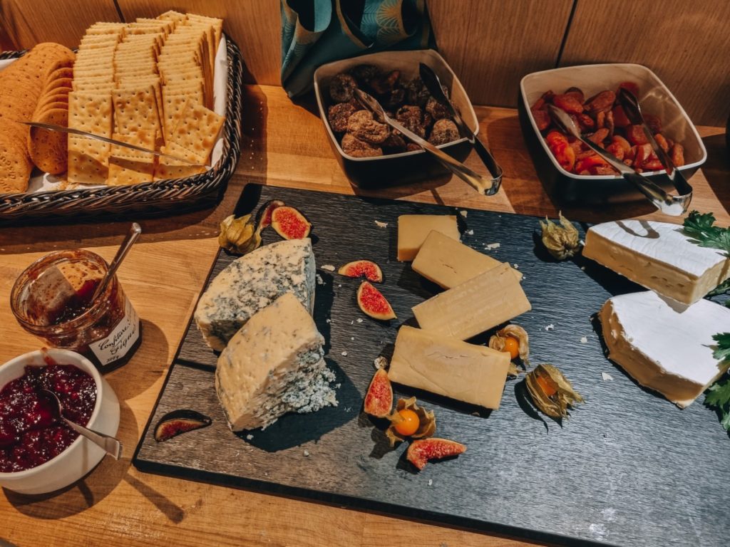 Silja Line ja Viking Line joulubuffet juustopöytä