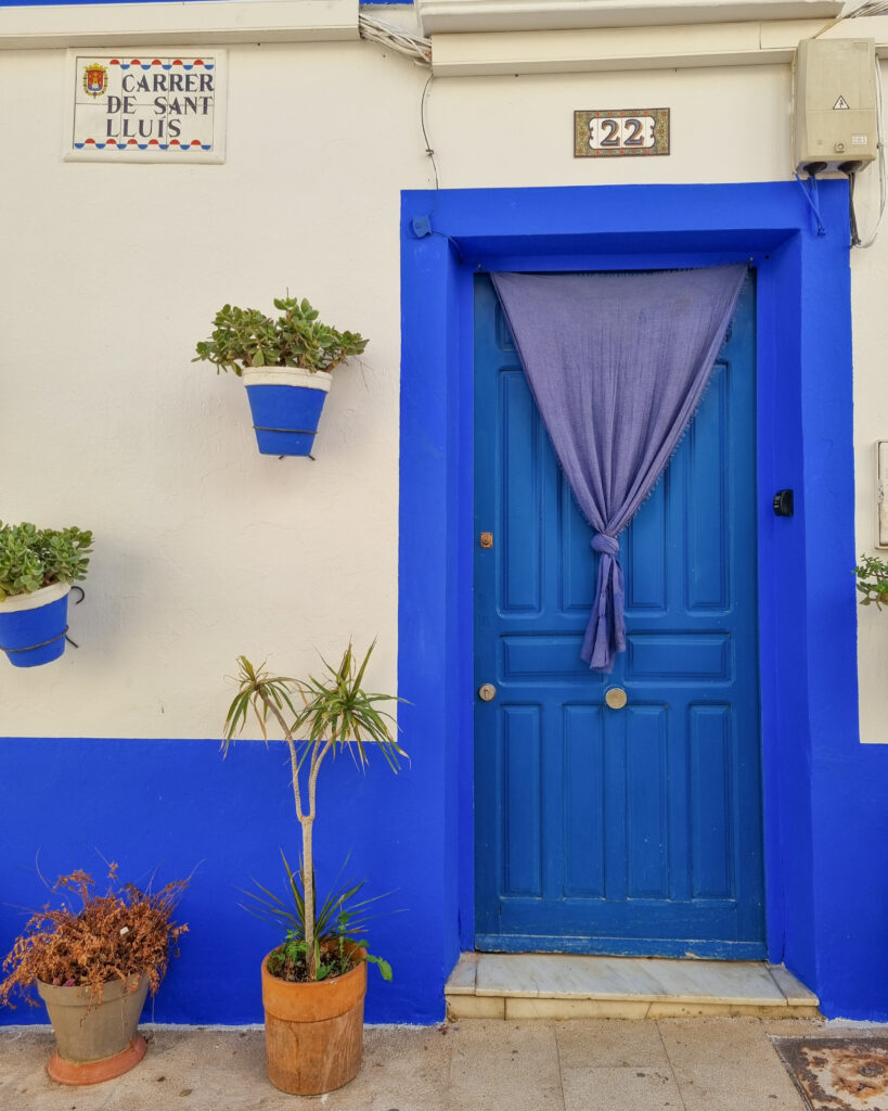 Sininen ovi Alicanten Santa Creun kaupungiosassa