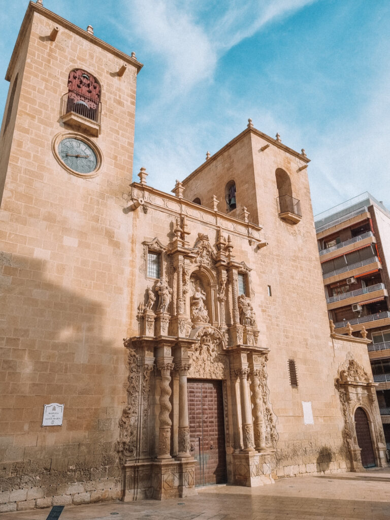 Kirkko Alicanten vanhassakaupungissa