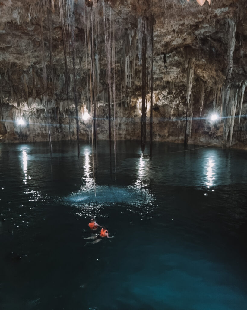Talviloma Meksikossa uimassa Cenotessa