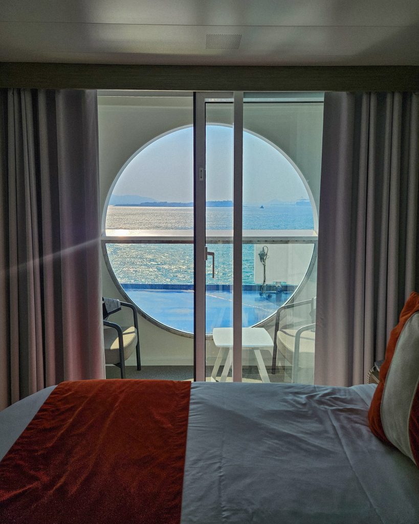 Celebrity Ascent deluxe sea view porthole hytti merinäköalalla